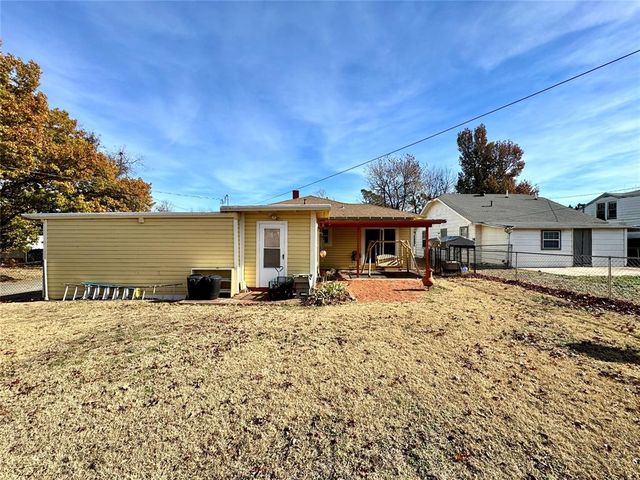 1702 S 19th Street, Chickasha, OK 73018