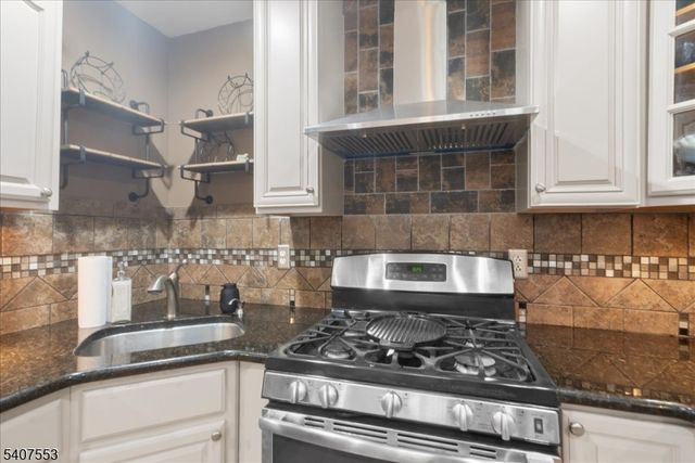 78 Red Twig Trl, Bloomingdale Boro, NJ 07403