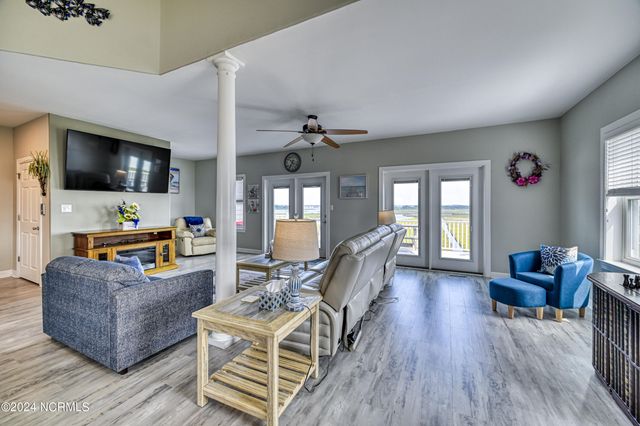 211-1 Gysgt D W Boatman Drive, N Topsail Beach, NC 28460