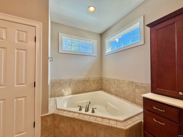 7777 Scottsdale Drive, Newburgh, IN 47630