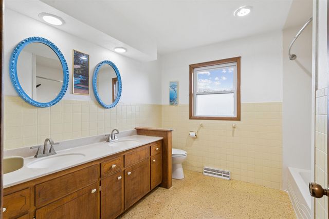 2756 Fairlane Avenue, Waterloo, IA 50702