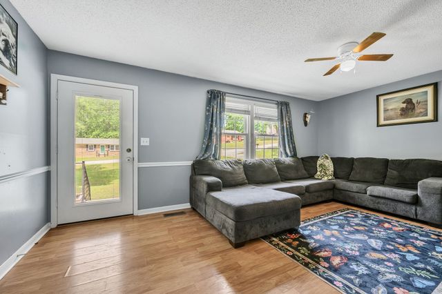 814 Cherokee Dr, New Johnsonville, TN 37134