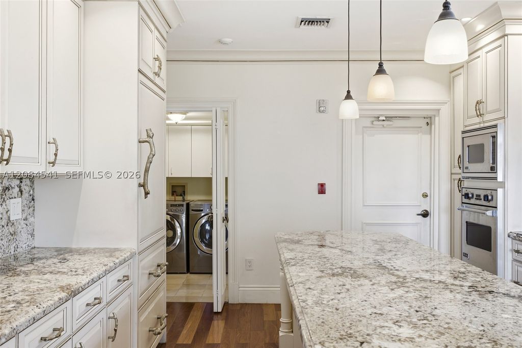 Image 11 of property listing at 2600 Segovia St 703, Coral Gables, FL 33134