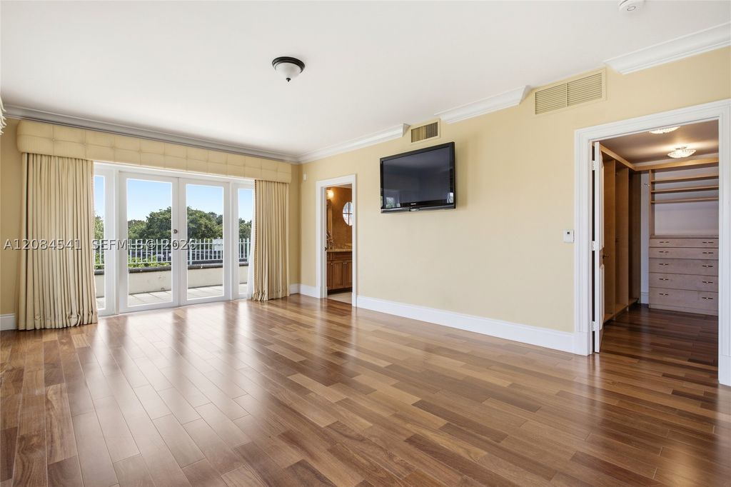 Image 14 of property listing at 2600 Segovia St 703, Coral Gables, FL 33134