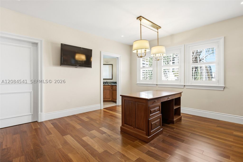 Image 19 of property listing at 2600 Segovia St 703, Coral Gables, FL 33134