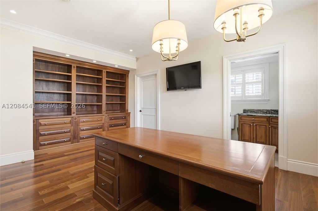 Image 20 of property listing at 2600 Segovia St 703, Coral Gables, FL 33134