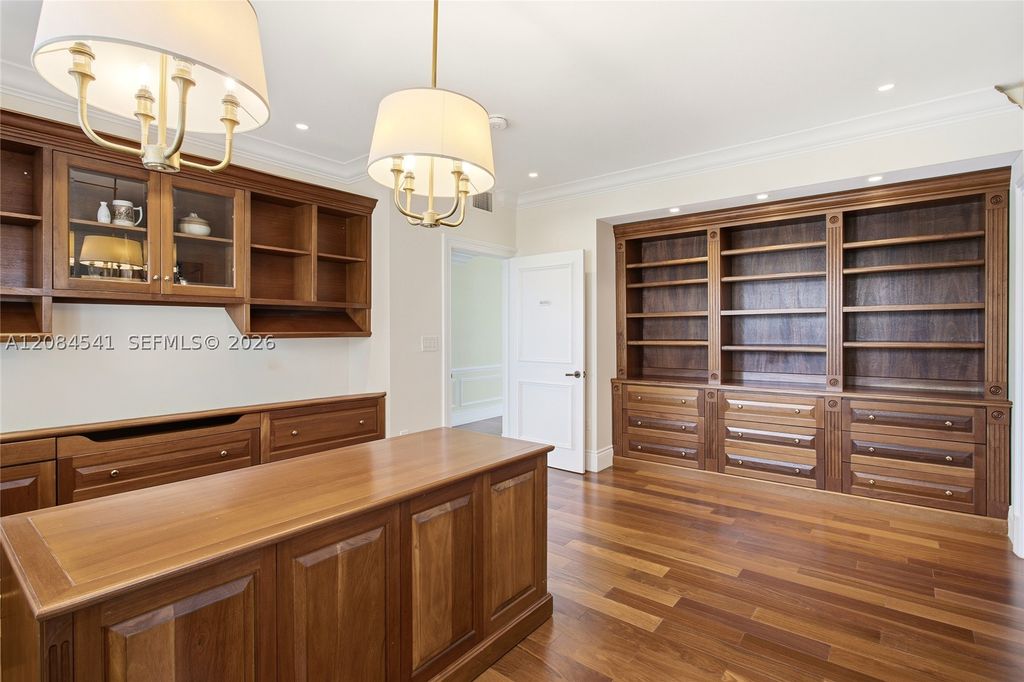 Image 21 of property listing at 2600 Segovia St 703, Coral Gables, FL 33134