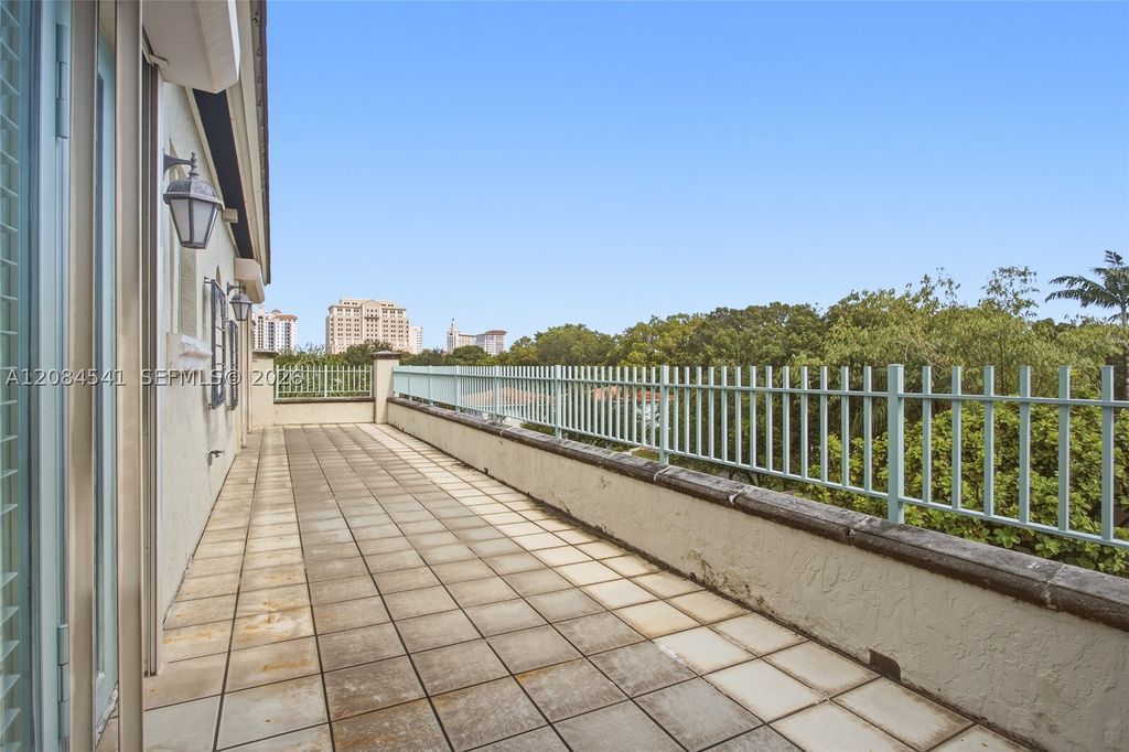 Image 6 of property listing at 2600 Segovia St 703, Coral Gables, FL 33134