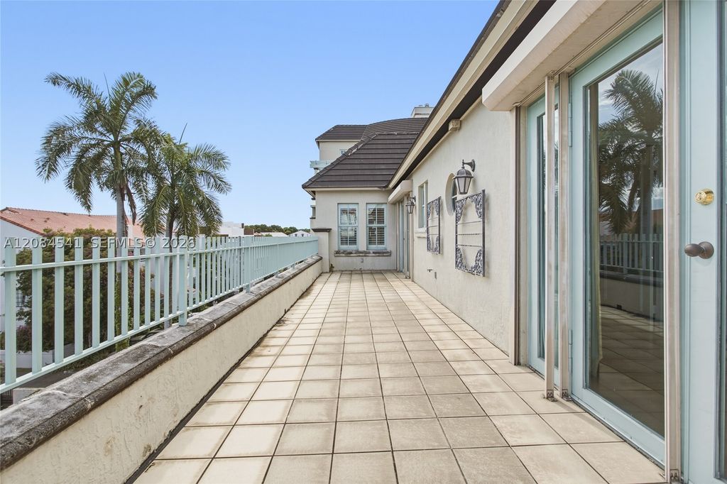 Image 7 of property listing at 2600 Segovia St 703, Coral Gables, FL 33134