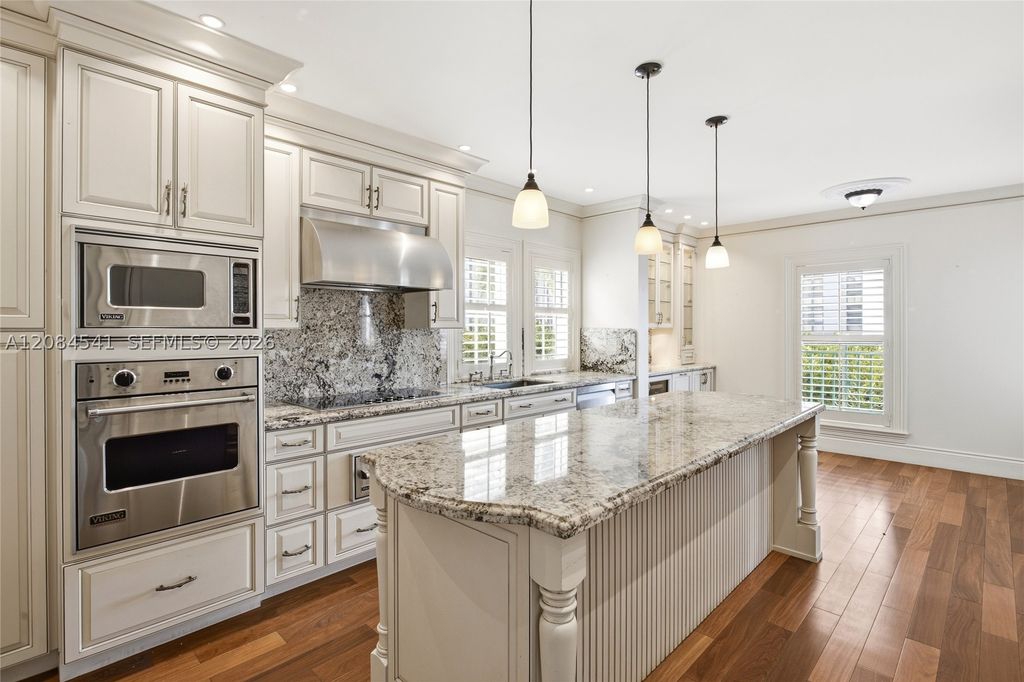 Image 8 of property listing at 2600 Segovia St 703, Coral Gables, FL 33134