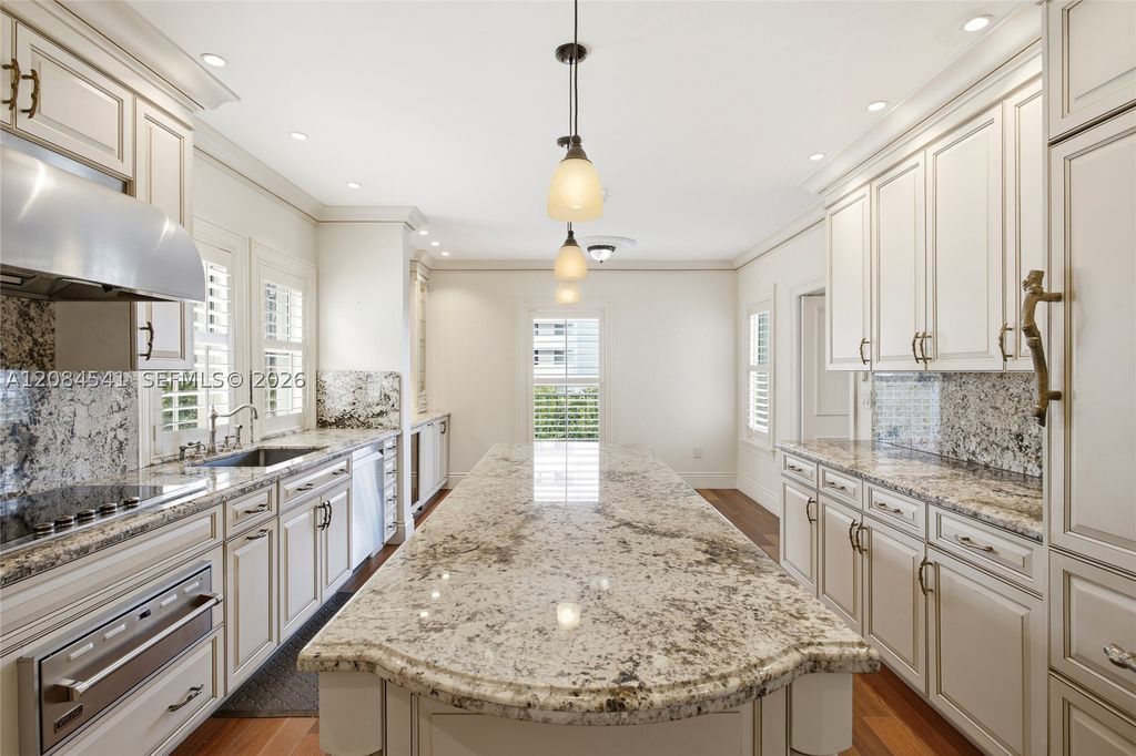 Image 9 of property listing at 2600 Segovia St 703, Coral Gables, FL 33134