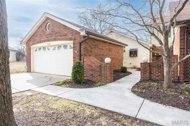 5640 Duchesne Parque Drive, St Louis, MO 63128