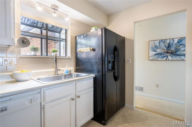 5640 Duchesne Parque Drive, St Louis, MO 63128