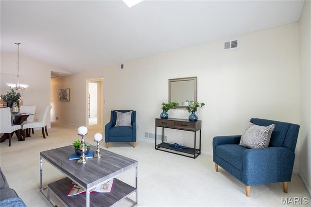 5640 Duchesne Parque Drive, St Louis, MO 63128