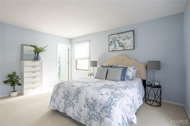 5640 Duchesne Parque Drive, St Louis, MO 63128