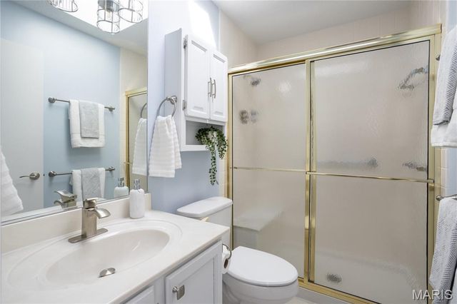 5640 Duchesne Parque Drive, St Louis, MO 63128