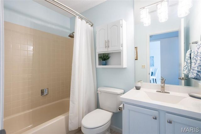 5640 Duchesne Parque Drive, St Louis, MO 63128