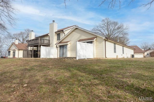 5640 Duchesne Parque Drive, St Louis, MO 63128