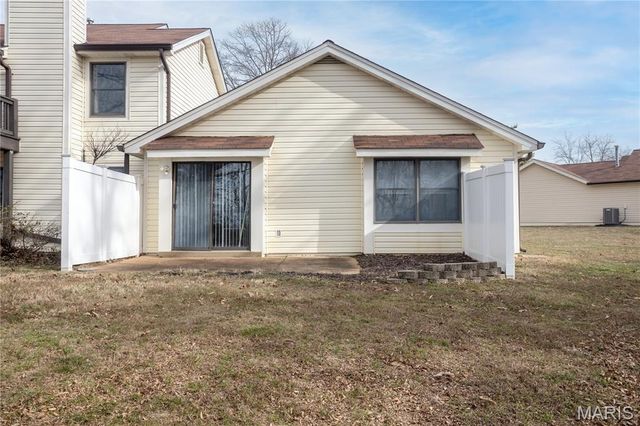 5640 Duchesne Parque Drive, St Louis, MO 63128