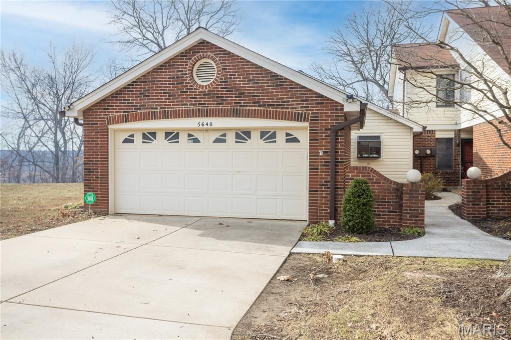 5640 Duchesne Parque Drive, St Louis, MO 63128