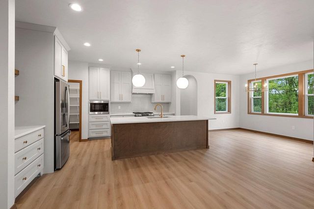 1582 RED HAWK LANDING TRAIL, De Pere, WI 54115