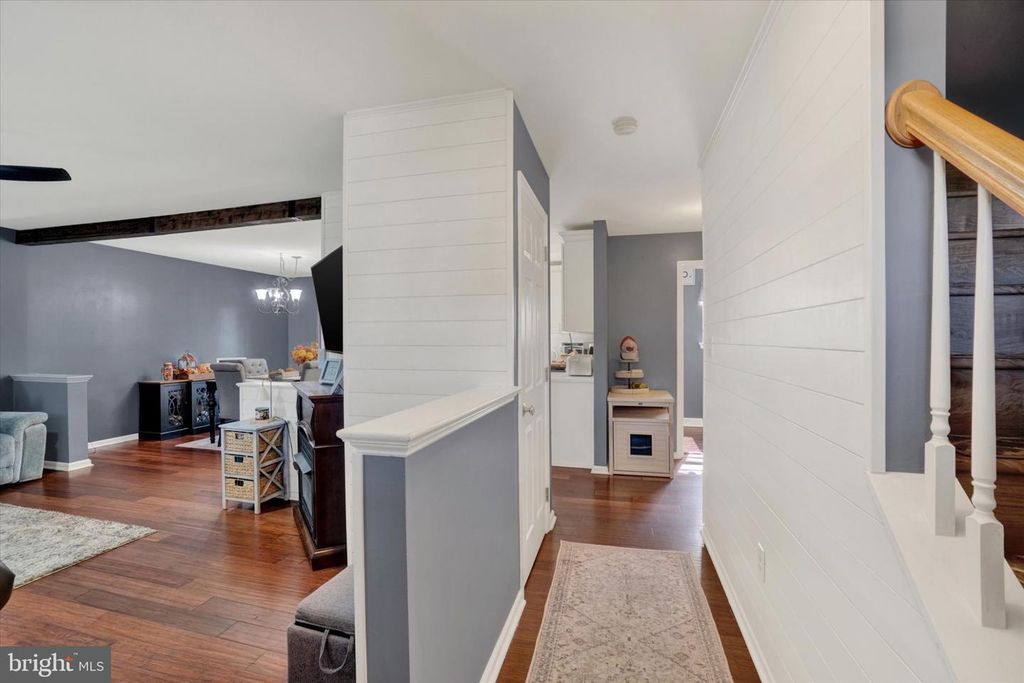 Image 2 of property listing at 450 ABBEY DR, Mount Wolf, PA 17347