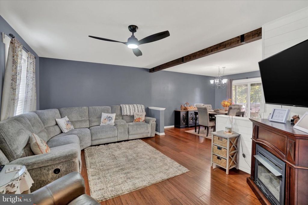 Image 3 of property listing at 450 ABBEY DR, Mount Wolf, PA 17347