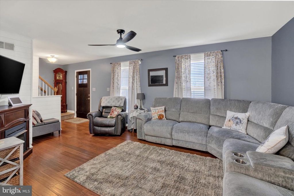 Image 4 of property listing at 450 ABBEY DR, Mount Wolf, PA 17347