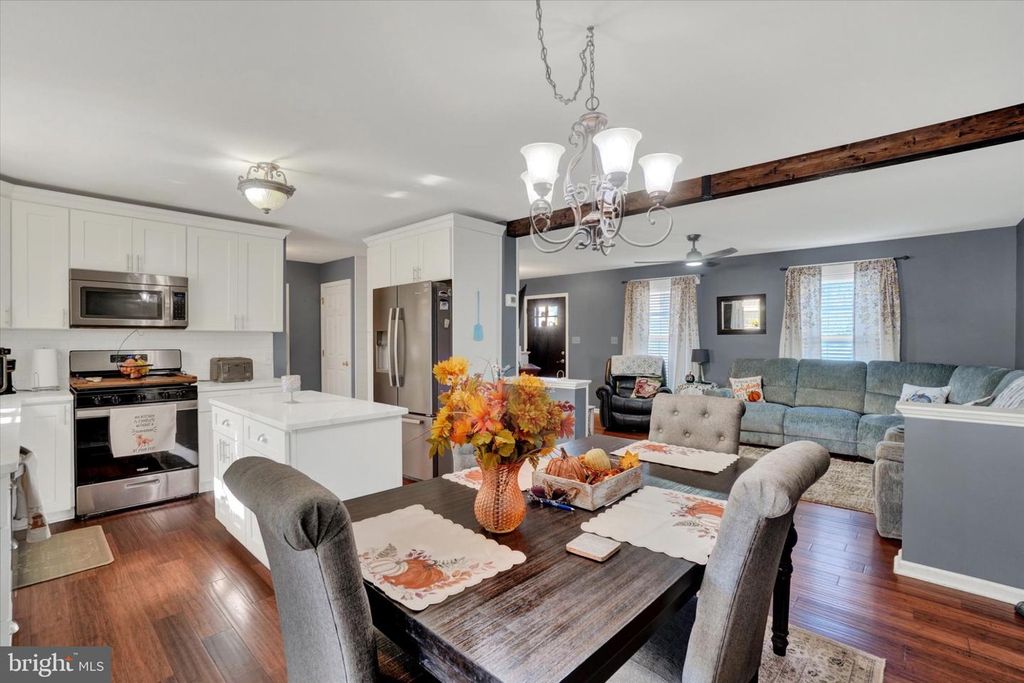 Image 6 of property listing at 450 ABBEY DR, Mount Wolf, PA 17347