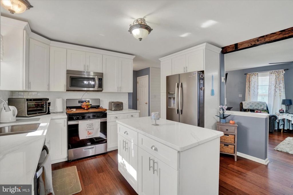 Image 7 of property listing at 450 ABBEY DR, Mount Wolf, PA 17347