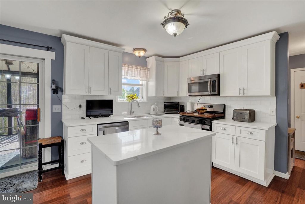 Image 8 of property listing at 450 ABBEY DR, Mount Wolf, PA 17347