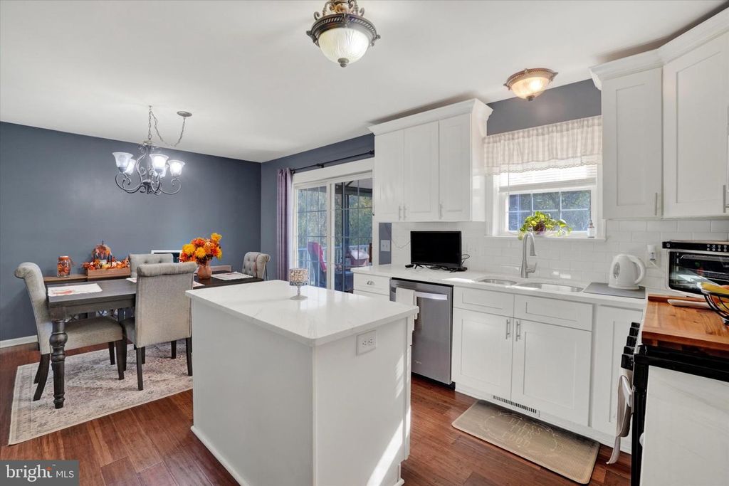 Image 9 of property listing at 450 ABBEY DR, Mount Wolf, PA 17347