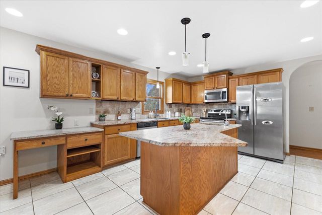 7170 S Countryside DRIVE, Franklin, WI 53132