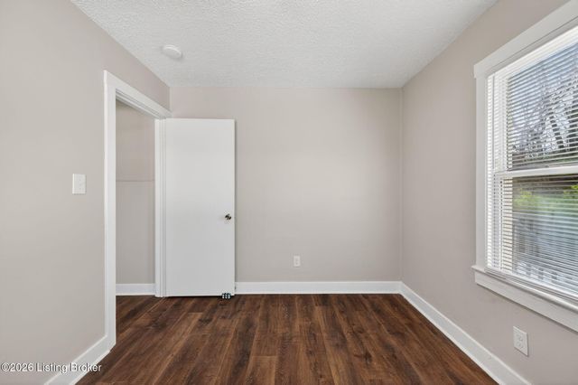 1524 Shingo Ave, Louisville, KY 40215