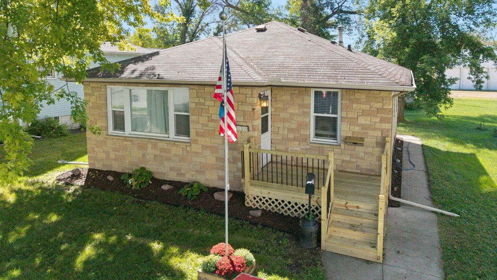 152 Boulevard Avenue NE, Montgomery, MN 56069 — exterior