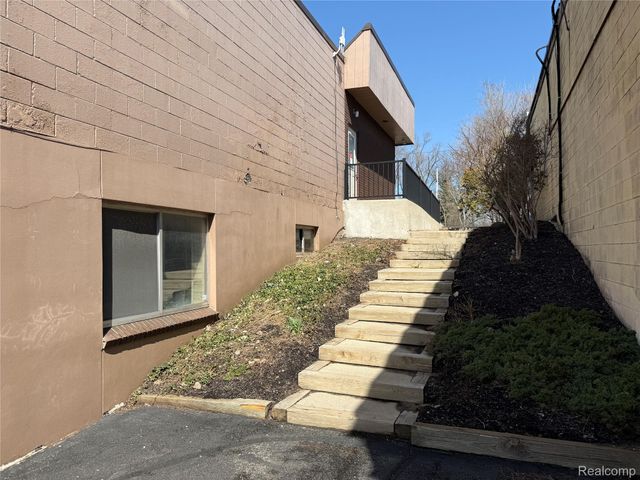 4525 Highland Road, Waterford Charter Township, MI 48328