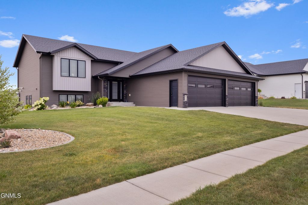 613 Lasalle Drive E, Bismarck, ND 58503 photo 1