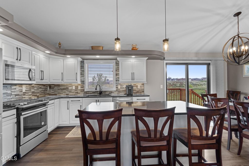 613 Lasalle Drive E, Bismarck, ND 58503 photo 4