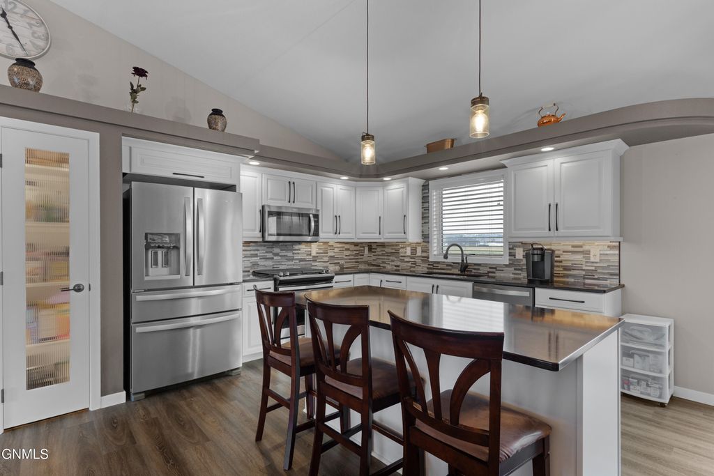 613 Lasalle Drive E, Bismarck, ND 58503 photo 5