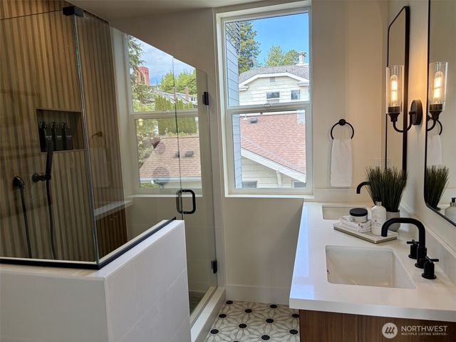 7403 Dayton Avenue N, Seattle, WA 98103