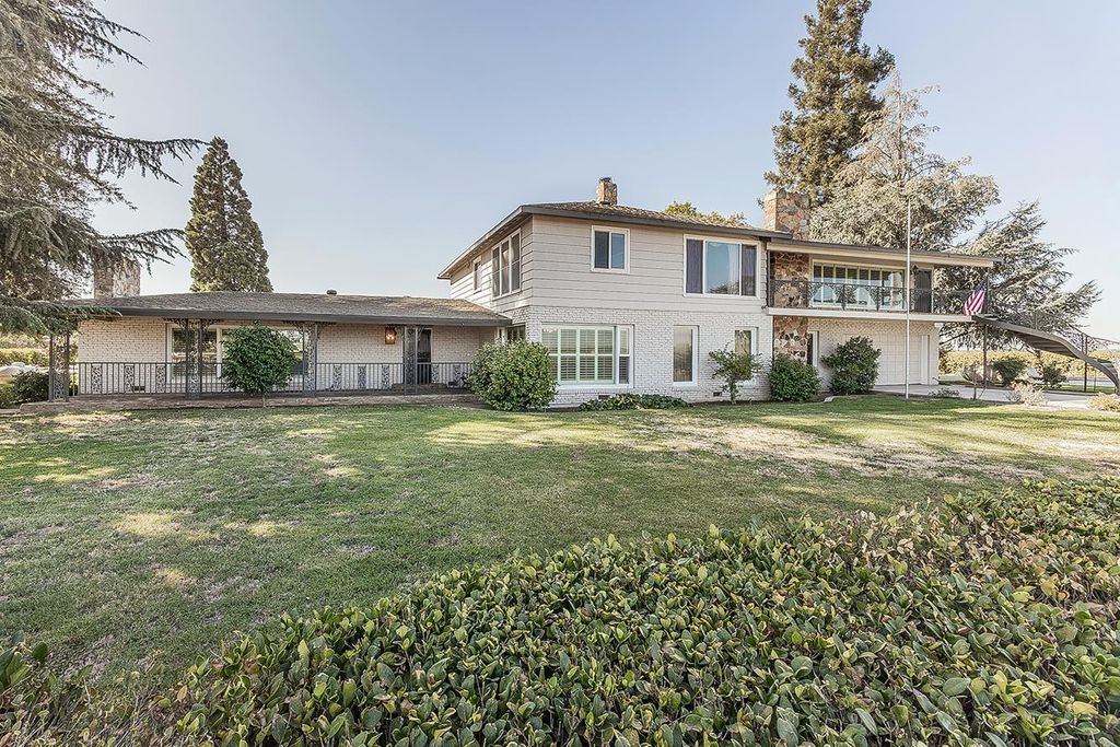 Image 2 of property listing at 13155 W Shaw Avenue, Kerman, CA 93630