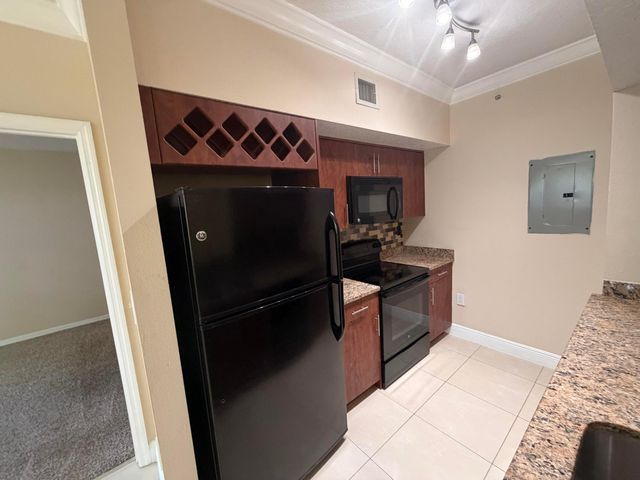 11601 SW 2nd Street 21104, Pembroke Pines, FL 33025
