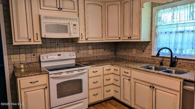 5068 Lobelia Road, Vass, NC 28394