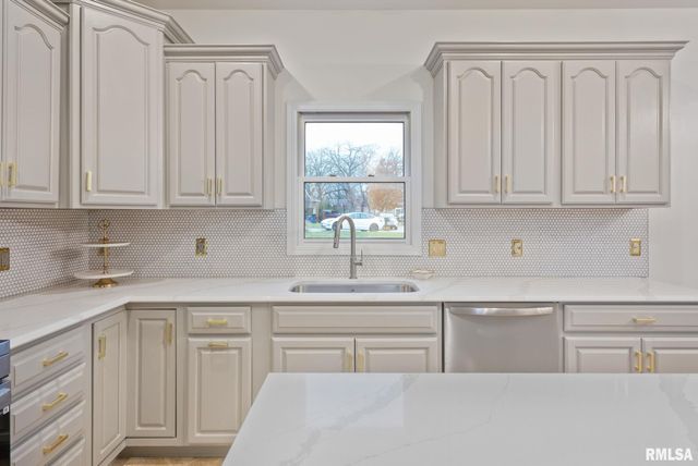 1600 E 5TH Street, Coal Valley, IL 61240