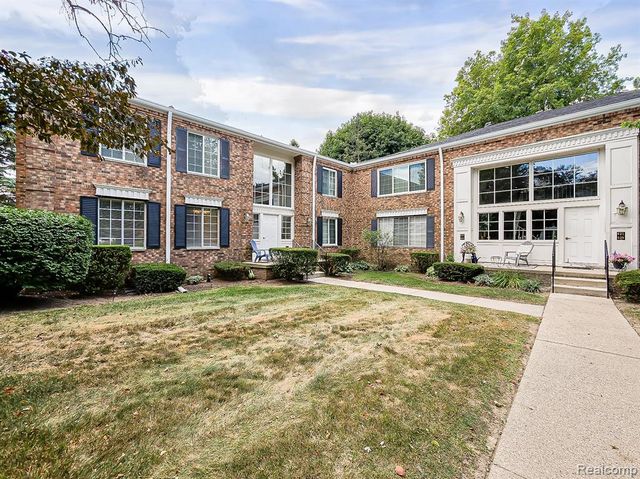 635 E Fox Hills Drive, Bloomfield Hills, MI 48304