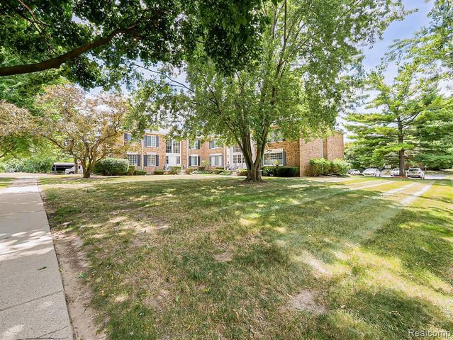 635 E Fox Hills Drive, Bloomfield Hills, MI 48304
