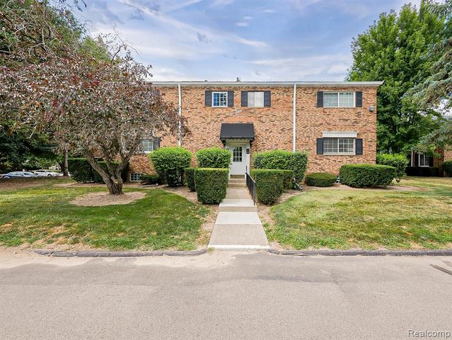 635 E Fox Hills Drive, Bloomfield Hills, MI 48304
