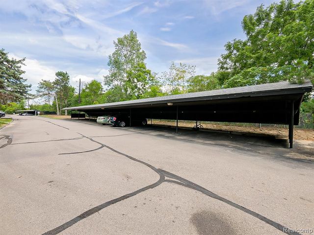635 E Fox Hills Drive, Bloomfield Hills, MI 48304