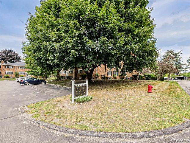 635 E Fox Hills Drive, Bloomfield Hills, MI 48304