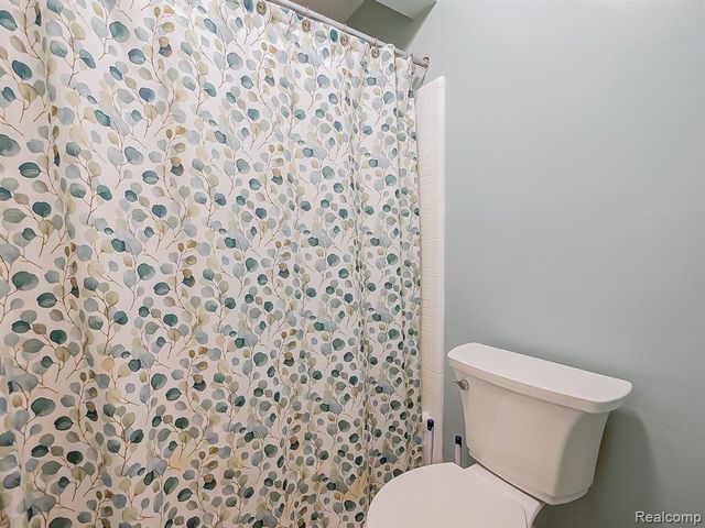 635 E Fox Hills Drive, Bloomfield Hills, MI 48304